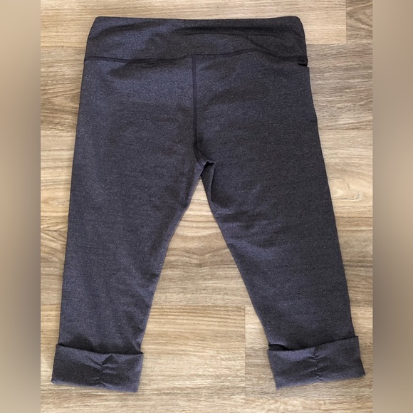 North Face Capri dark gray exercise leggings Size L - Picture 3 of 8